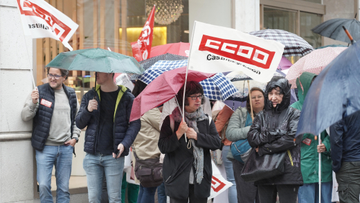 CCOO y UGT se concentran en Valladolid frente a la sede de CEOE