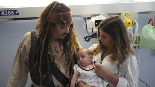 Jack Sparrow, Johnny Depp, con los niños ingresados en la unidad oncológica del hospital Donosti