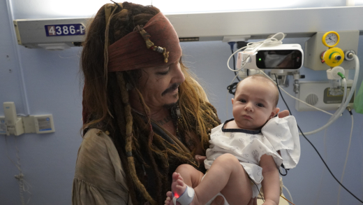 Johnny Depp con los niños ingresados en la unidad oncológica del hospital Donosti en San Sebastián