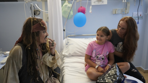 Johnny Depp con niños ingresados en la unidad oncológica del hospital Donosti