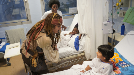 Johnny Depp, caracterizado de Jack Sparrow, con los niños ingresados en la unidad oncológica del hospital Donosti