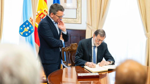 Rajoy firma en el Libro de Honor del Concello de Ribadeo