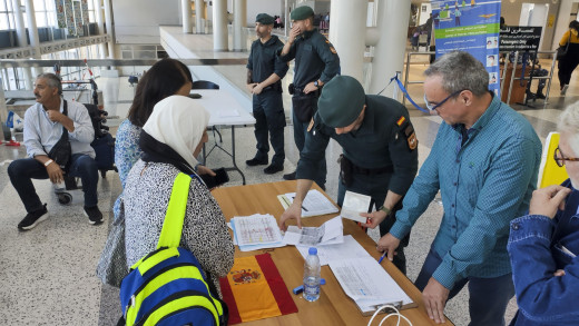 Ciudadanos españoles esperan en el aeropuerto internacional Rafic Hariri de Beirut