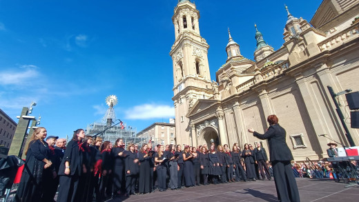 La imagen se ha colocado mientras suena el Himno a la Virgen del Pilar, interpretado por el Coro Amici Musicae