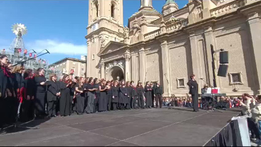 El coro Amici Musicar interpreta 'Gigantes y cabezudos'.