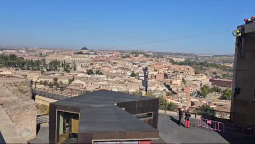 Los bomberos toledanos han sorprendido hoy a los turistas con un rescate en altura en el edificio del Palacio de Congresos "El Greco" en Toledo