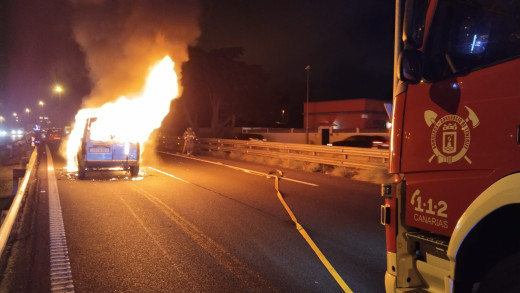 Imagen de los bomberos del coche incendiado