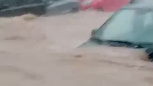 Una mujer atrapada por las fuertes lluvias