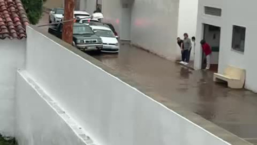 Los coches se apilan en una de las calles de la localidad valenciana de Tous