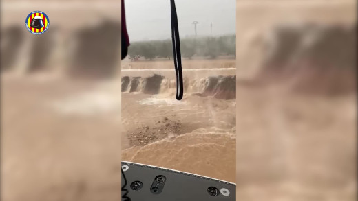 Los bomberos rescatan a un conductor