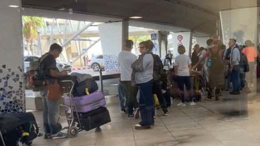 Gente esperando por un taxi en el Aeropuerto de Valencia