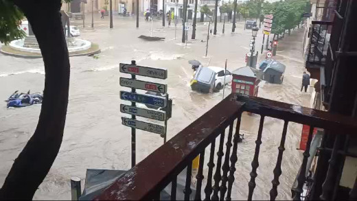 LLueve en Jerez recién iniciada la alerta naranja, imagen desde un balcón de la Porvera y Cristina