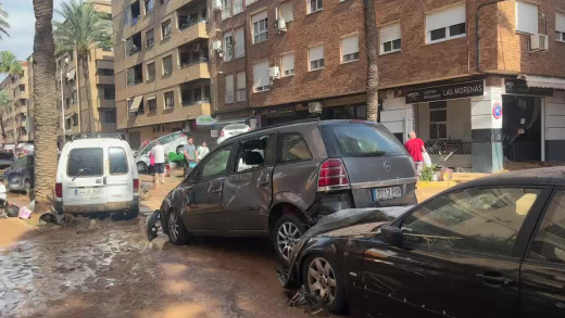 Coche apilados en Paiporta