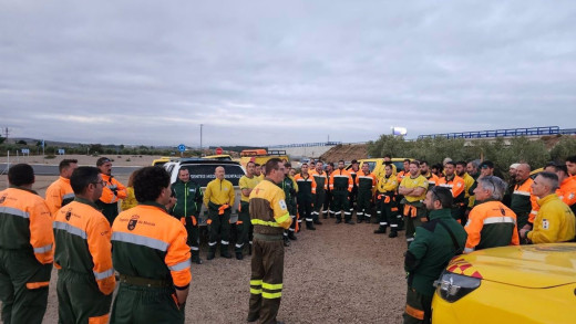 60 bomberos forestales de Murcia relevan a los que están en Valencia