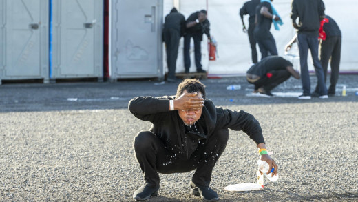 Varios de los inmigrantes rescatados, que han pasado la noche en la carpa habilitada en el puerto de Arrecife (Lanzarote), se asean a primeras horas de este martes. Salvamento Marítimo ha rescatado en la pasada noche a un cayuco y cuatro lanchas neumáticas en Canarias con un total de 375 personas a bordo, entre ellas una fallecida y otra en estado débil que ha sido evacuada en helicóptero a Tenerife. EFE/ Adriel Perdomo