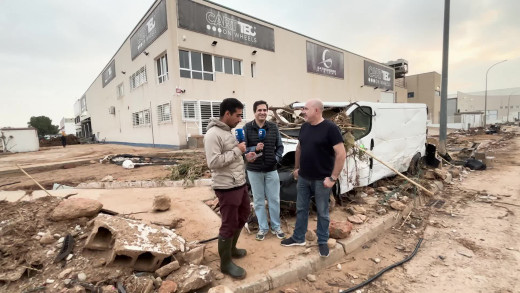 Así intentan volver a la normalidad en el polígono de La Reva, Ribarroja, tras la DANA