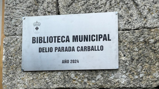 La placa de la biblioteca de Esgos en memoria de Delio Parada Carballo