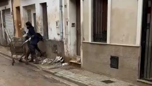 Anoche por ejemplo me acercaba a uno de esos montones de coches, veía un par de ratas por allí, también hablando con Policía Nacional me decía, es que el olor que hace ahora es que imagínate la sensación que tiene que dar y que ocurre cuando tú te acercas es que hasta ellos mismos, los profesionales, las policías, los guardias civil, cuando se acercan a esas zonas que están completamente restringidas, yo fui acompañado con ellos porque no se puede pasar a esas zonas,