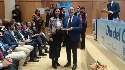 COPE Huelva recibe el reconocimiento de Huelva Comercio por su apoyo al pequeño comercio