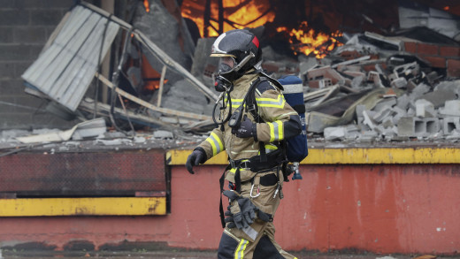 Los bomberos intentan sofocar las llamas de una nave