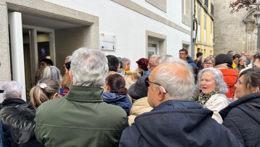 Muchas personas expresaron su indignación a las puertas del Centro de Novas Tecnoloxías de Lugo