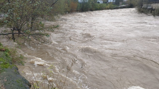 Así de crecido baja el río Deba, en Elgoibar por el temporal