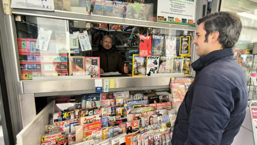 Fernando atiende en su puesto de la Plaza de Las Tendillas