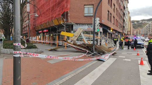 Trabajos de reparación del andamio caido por el viento en Bilbao