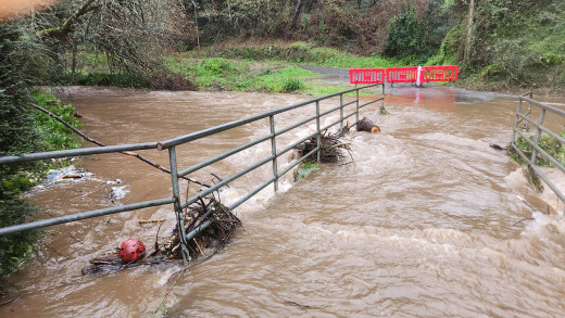 Puente sobre el río Sar desbordado esta mañana