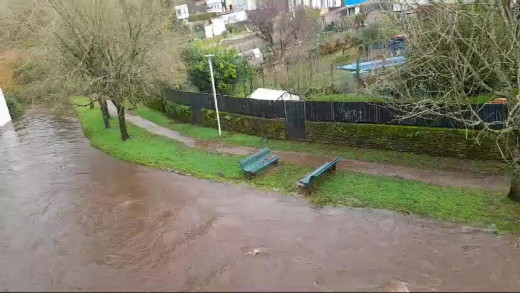 El río Sarela a punto de desbordarse en Carme de Abaixo