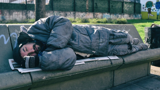 Hombre indigente en el parque