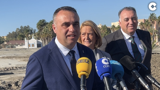 El Consejero de Turismo visita las obras de la Senda Litoral en la Playa de Poniente de Motril