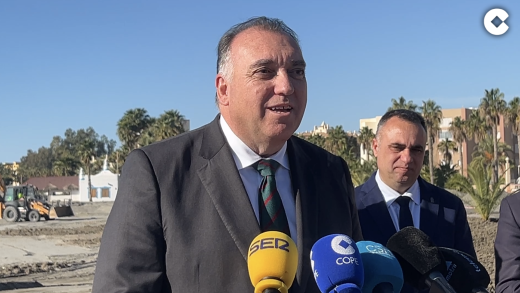 El Consejero de Turismo visita las obras de la Senda Litoral en la Playa de Poniente de Motril