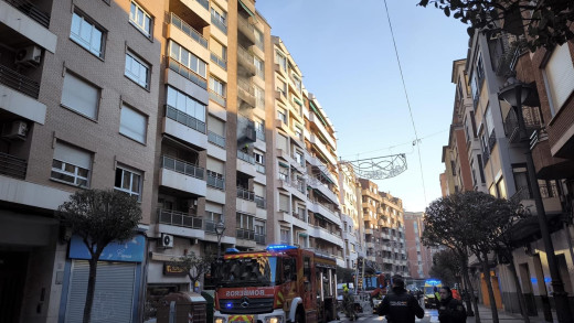 Aparatoso incendio en el centro de Logroño: Una vivienda en llamas en la calle Duquesa de la Victoria