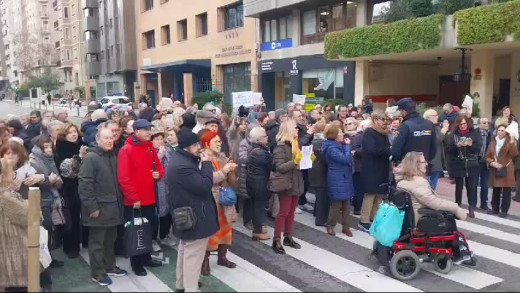 Funcionarios afectados por la crisis de MUFACE cortan el Paseo Sagasta de Zaragoza donde está ubicada la sede de este servicio en Aragón