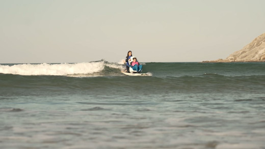 Yolanda vuelve a practicar surf, 20 años después, tras detectarle una enfermedad degenerativa gracias a 'Encuentra tu ola', premio Iberdrola Supera Inclusión