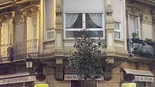 Bomberos sofocando las llamas en San Sebastián