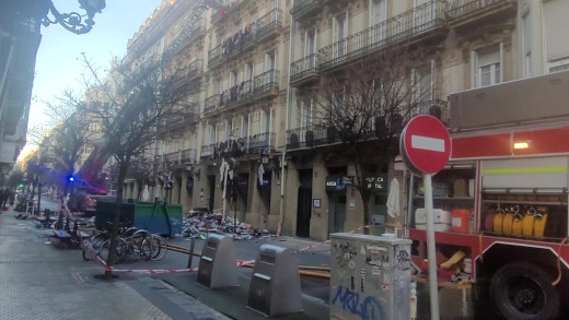 Bomberos sacando objetos, basura y ropa del piso incendiado en San Sebastián