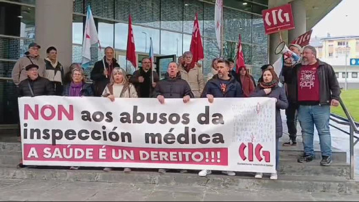 Concentración da CIG diante do edificio da Seguridade Social en Lugo