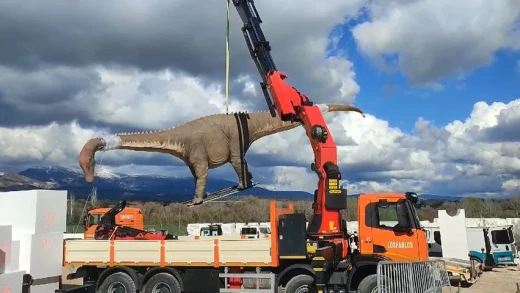 Así ha sido el traslado a Asturias del diplodocus