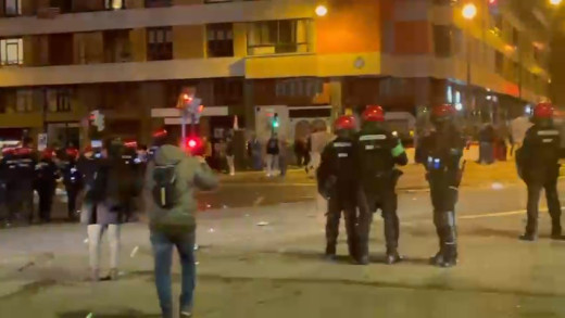 Cargas policiales en el entorno de San Mamés tras el Athletic Roma