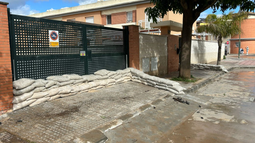 Colocan sacos para impedir la entrada de agua en el parking