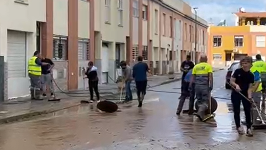 Los vecinos limpian las calles de Campanillas