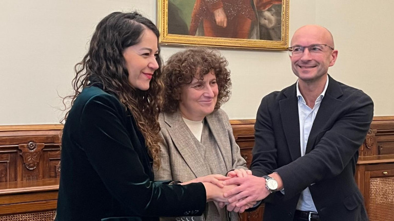 Gonzalo Muíños posa sonriente con Goretti Sanmartín y María Rozas tras firmar el pacto presupuestario