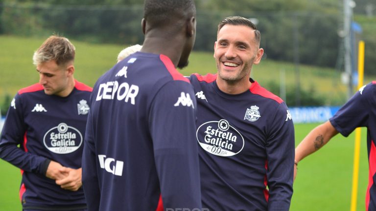 Lucas Pérez, en un entrenamiento con el Deportivo