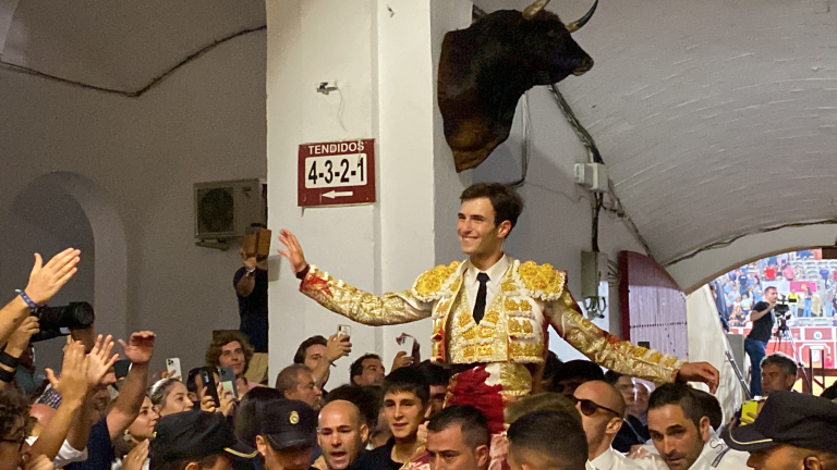 Samuel Navalón abrió la Puerta Grande de Albacete