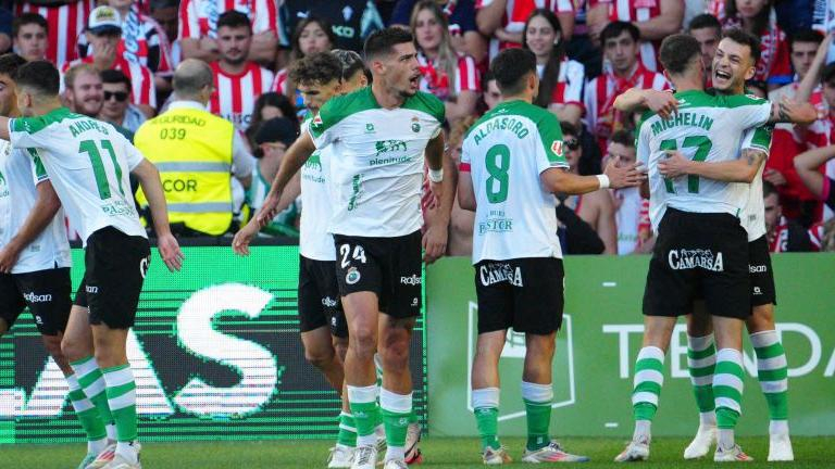 Los jugadores del Racing celebran el tanto de Michelin al Sporting.