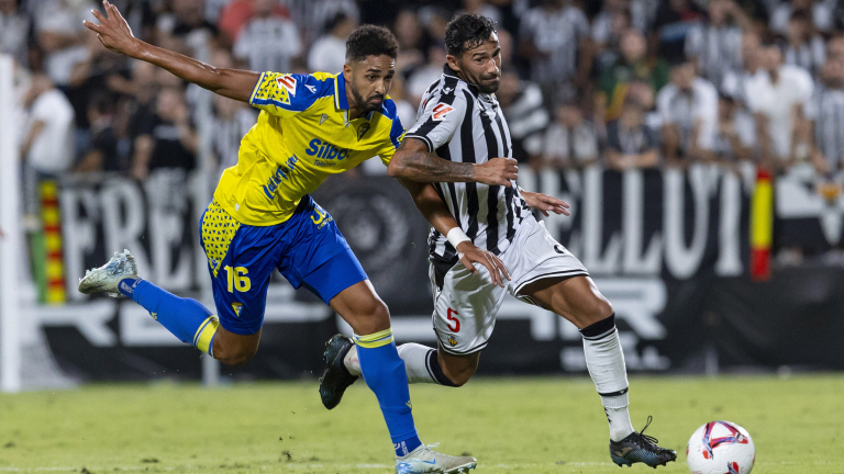 Alberto Jiménez pugna con Chris Ramos en el Castellón-Cádiz