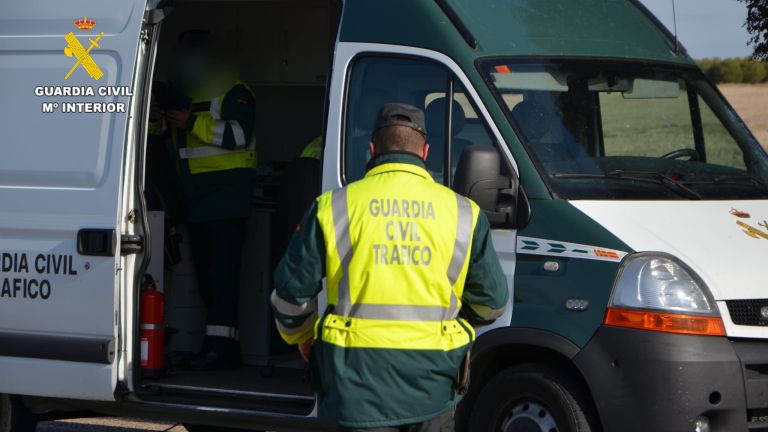 Un agente de Tráfico durante un control