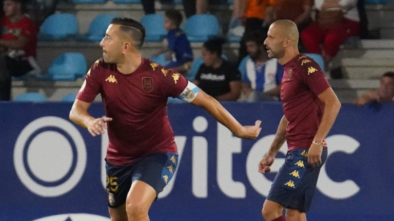 Yuri y Charles con la camiseta del Pontevedra en el homenaje al primero